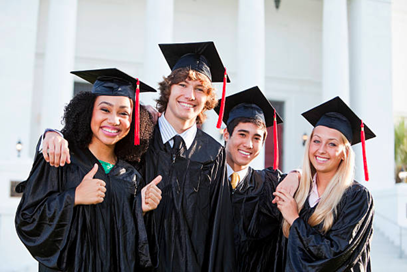 Une photo d’étudiants fraîchement diplômés d’un MBA dans une grande université américaine